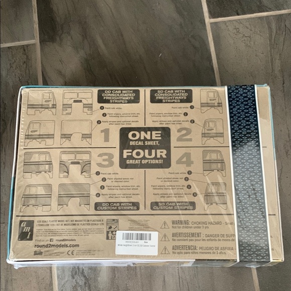 Freightliner SD/DD Truck Model Kit - Picture 2 of 4